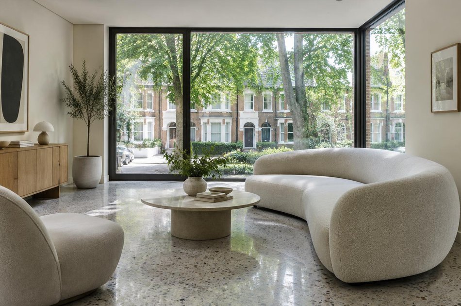 Contemporary living space opening onto a garden in Chiswick