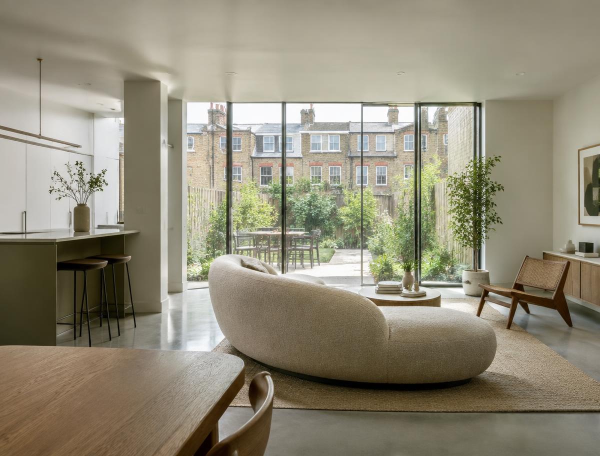 Contemporary glazed garden extension behind a period home in East Dulwich