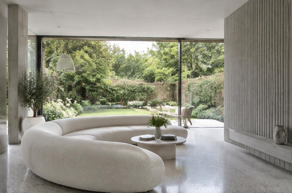 Minimalist garden living space with broad glazing in Richmond upon Thames
