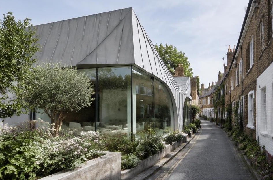 Bold contemporary residence beside period homes in Twickenham